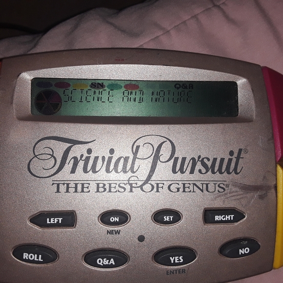 Trivia Pursuit Hand Held Electronic Game The Best of Genus - Picture 4 of 6